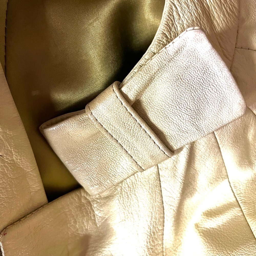 VINTAGE CREAM LEATHER CAPE - Picture 12 of 13